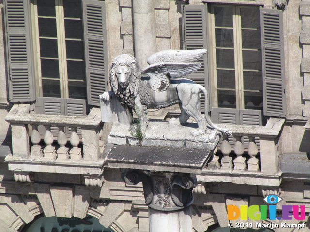 SX19160 View of Flying Lion statue from Lamberti Tower, Verona, Italy